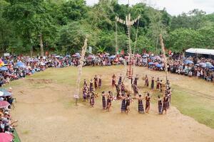 Kết tình anh em vì nghĩa lớn