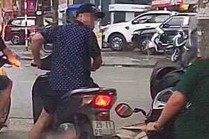Hà Nội: Xử lý nam thanh niên đi SH không gương, không mũ, vung chân vào xe người đi đường