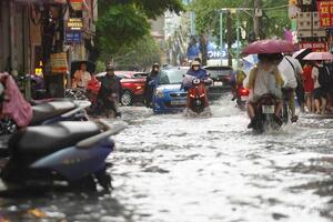 Hà Nội: Mưa lớn xuyên đêm, nhiều tuyến đường ngập sâu