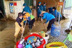 Nghệ An: Bộ đội giúp dân sửa chữa nhà cửa, vệ sinh trường lớp sau bão