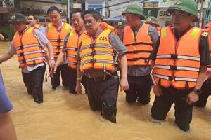 Thủ tướng thăm hỏi người dân, chỉ đạo khắc phục hậu quả mưa lũ tại Thái Nguyên
