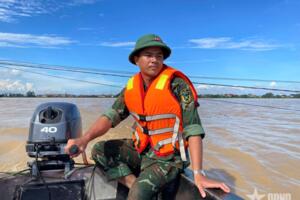 Vững vàng vượt nước dữ giúp dân