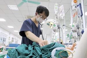 Sau mưa lũ, nhiều bệnh nhân biến chứng nặng do nhiễm khuẩn vàng da