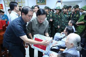 Phó thủ tướng Trần Hồng Hà thăm, động viên người dân bị ảnh hưởng bởi mưa lũ ở Huế