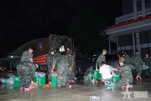 Đà Nẵng: Bộ đội dốc toàn lực, tỏa các hướng, vùng ngập nặng ứng cứu nhân dân