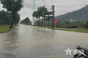 Mưa lớn, nhiều tuyến phố ở Đà Nẵng ngập sâu trong nước