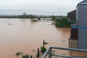 Nước lũ lên nhanh, người dân Hà Tĩnh hối hả di dời trong đêm