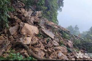 TP Huế: Mưa lũ gây sạt lở nghiêm trọng đèo Pake