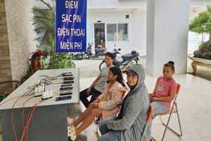 Gia Lai: Ấp áp tình dân từ những điểm sạc pin miễn phí sau bão số 13