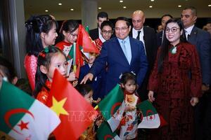 Thủ tướng Phạm Minh Chính và phu nhân gặp mặt cộng đồng người Việt Nam tại Algeria