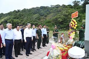 Tổng Bí thư Tô Lâm dâng hương tưởng niệm các anh hùng liệt sĩ Khởi nghĩa Hòn Khoai