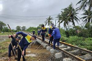 Đường bộ, đường sắt nỗ lực thông tuyến sau mưa lũ