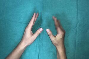 Lần đầu tiên tại Việt Nam: Vi phẫu thuật thành công cứu sống ngón tay thủy thủ bị đứt rời sau 25 giờ