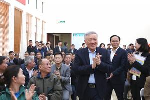 Phó Thủ tướng Thường trực Nguyễn Hòa Bình xem xét, trao đổi, trả lời từng ý kiến, kiến nghị của cử tri