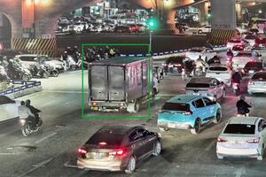 Qua camera AI, cảnh sát giao thông xử lý hàng loạt xe tải trong giờ cao điểm