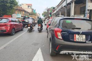 Đỗ ô tô lấn chiếm lòng đường