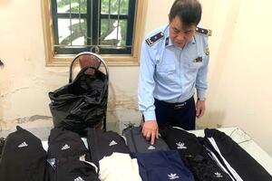 Sơn La: Tạm giữ nhiều quần áo, giày dép có dấu hiệu giả mạo nhãn hiệu