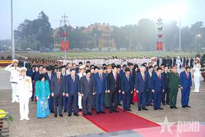 Đoàn đại biểu dự Đại hội XIV của Đảng vào Lăng viếng Chủ tịch Hồ Chí Minh
