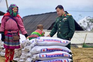 Hỗ trợ bò giống, vật tư chăn nuôi cho đồng bào vùng biên Lào Cai