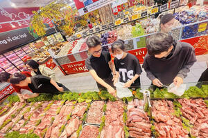 Giá heo hơi hạ nhiệt, thịt bán lẻ vẫn neo cao trước Tết