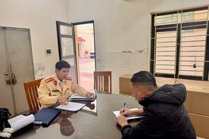 Hà Nội: Xử phạt tài xế xe đầu kéo chở ống cống chằng buộc không bảo đảm an toàn