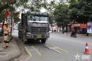 Hà Nội: Xử lý ô tô cơi nới thùng, chở hàng quá tải