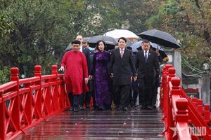 Chủ tịch nước Lương Cường và Phu nhân thả cá chép tiễn ông Công, ông Táo