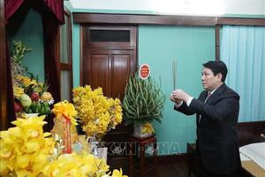 Chủ tịch nước Lương Cường dâng hương tưởng niệm Chủ tịch Hồ Chí Minh tại Di tích Nhà 67