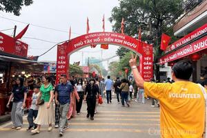 Hà Nội: Hàng nghìn người đổ về Phủ Tây Hồ đi lễ ngày cuối tuần