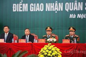 Chủ tịch UBND TP. Hà Nội động viên tân binh lên đường nhập ngũ