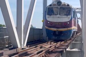 Thông tuyến đường sắt qua cầu Ghềnh sau sự cố sà lan va chạm