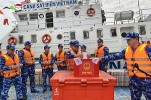 Cùng ngư dân hoàn thành quyền cử tri trên biển