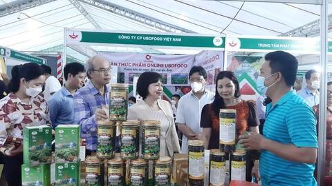Hàng trăm sản phẩm quy tụ tại Hội chợ nông sản thực phẩm an toàn thành phố Hà Nội