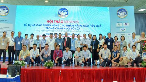 Ngành chăn nuôi bò sữa Việt Nam: Tăng cường ứng dụng công nghệ cao
