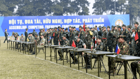 Phó tư lệnh Lục quân các nước ASEAN trổ tài bắn súng