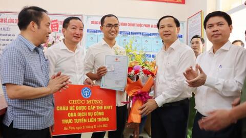 Em bé đầu tiên trên cả nước được cấp thẻ BHYT, giấy khai sinh qua Dịch vụ công liên thông