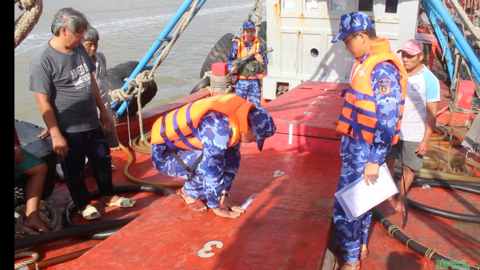 Đấu tranh với thủ đoạn buôn lậu xăng dầu trên biển