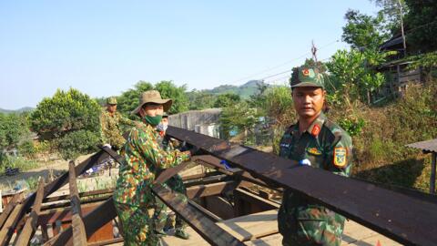 Giúp dân chuyển nhà về nơi ở mới