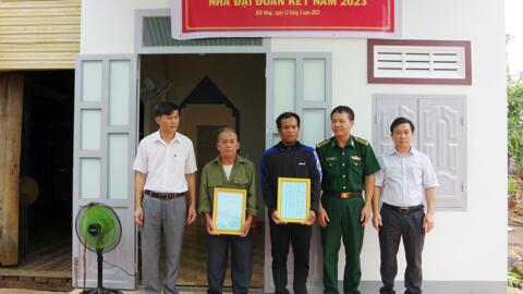 Trao tặng nhà “Đại đoàn kết” tặng hộ nghèo tại xã biên giới Đắk Wil