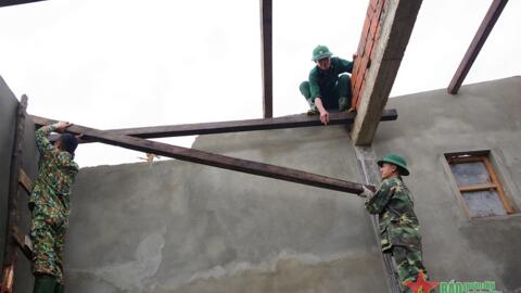 Giúp dân khắc phục hậu quả do lốc xoáy