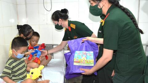 Trao quà tặng các bệnh nhân trẻ em tại Bệnh viện Đa khoa Đống Đa