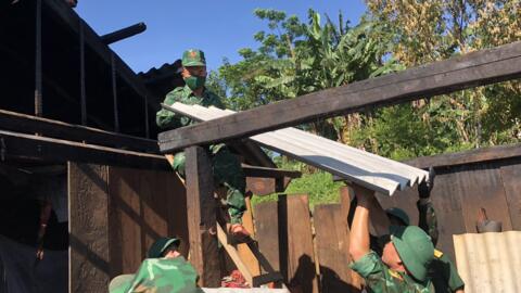 Đồn Biên phòng Na Ngoi hỗ trợ người dân bị hỏa hoạn
