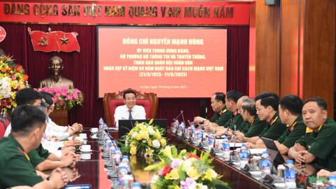 Bộ trưởng Bộ Thông tin và Truyền thông Nguyễn Mạnh Hùng thăm Báo Quân đội nhân dân