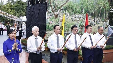 Chủ tịch nước Võ Văn Thưởng dâng hương tưởng niệm các anh hùng liệt sĩ tại Côn Đảo