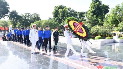 Đoàn đại biểu Trung ương Đoàn Thanh niên Cộng sản Hồ Chí Minh dâng hương tưởng niệm các Anh hùng liệt sĩ