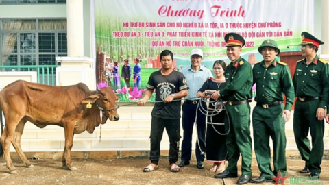 Trao sinh kế giúp dân thoát nghèo