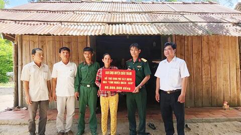 Trao kinh phí xây nhà “Tình nghĩa quân-dân” tặng gia đình chiến sĩ khó khăn