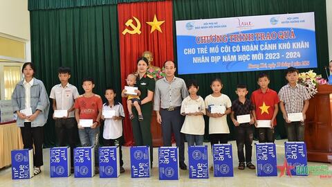 Hội Phụ nữ Báo Quân đội nhân dân trao quà tặng trẻ em có hoàn cảnh khó khăn tại Hương Khê, Hà Tĩnh