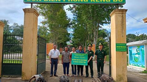 Đồn Biên phòng Keng Đu trao tặng mô hình sinh kế cho hộ nghèo trên địa bàn biên giới