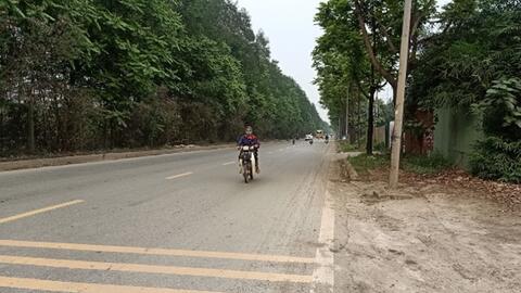 Nhiều xe máy đi ngược chiều trên đường gom Đại lộ Thăng Long